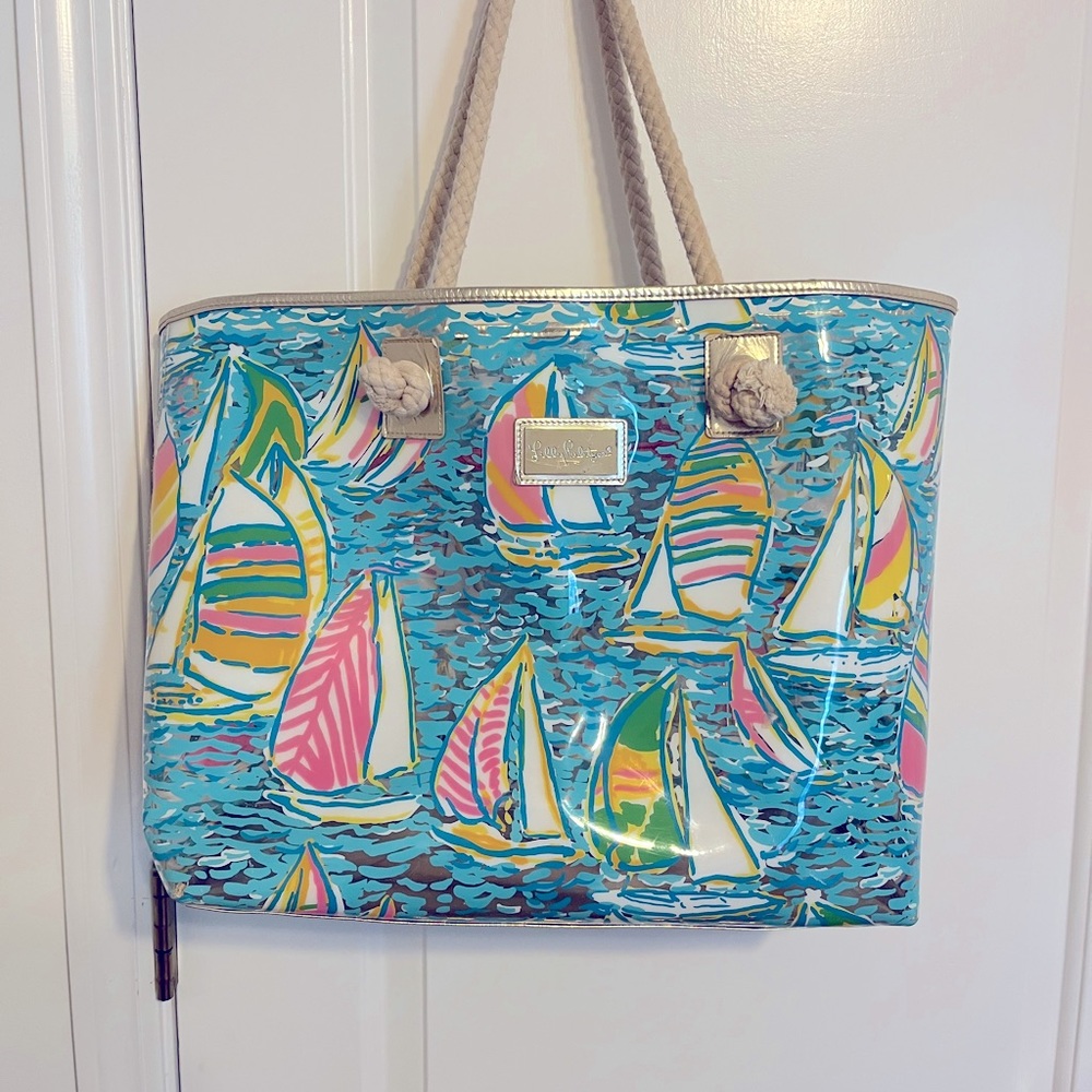 Iconic Lilly Pulitzer beach bag in Ugotta Regatta